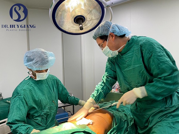 Bác sĩ tại Dr Huy Giang thực hiện ca hút mỡ