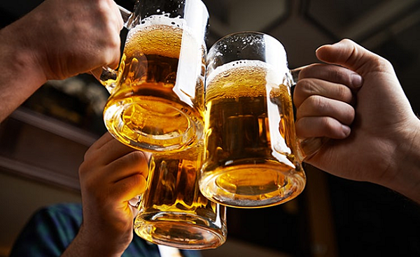 Sau nâng ngực kiêng rượu bia bao lâu uống lại được?